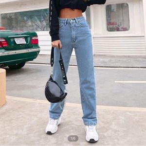 Contrast Top-stitching Straight Leg Jeans Size: Medium